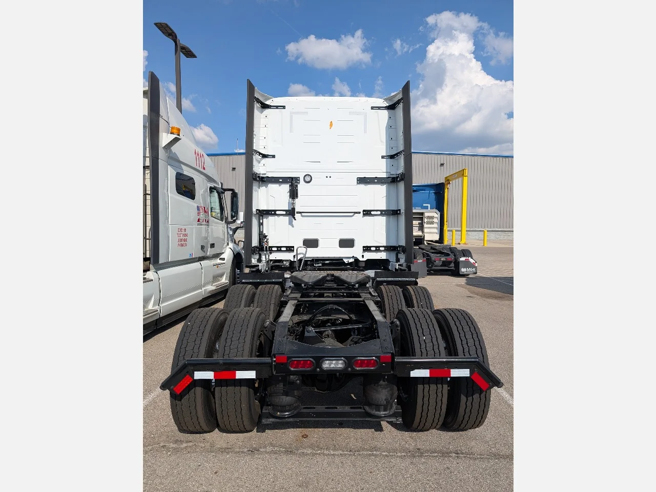 2026 Volvo VNL 860 in Flint, MI — photo 5