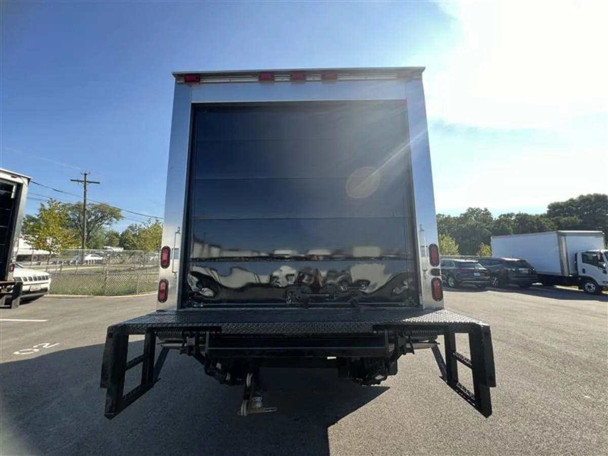 2012 Isuzu NQR - image 5