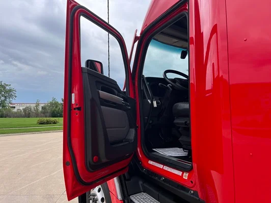 2024 Kenworth T680 in Cedar Rapids, IA — photo 15