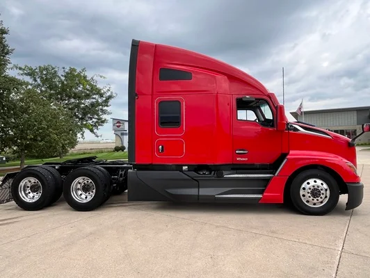2024 Kenworth T680 in Cedar Rapids, IA — photo 7