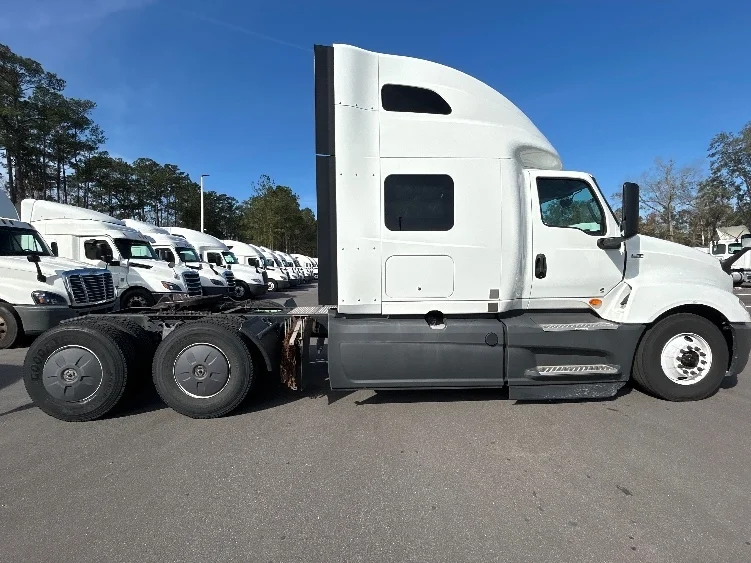 2023 International LT in Jacksonville, FL — photo 8
