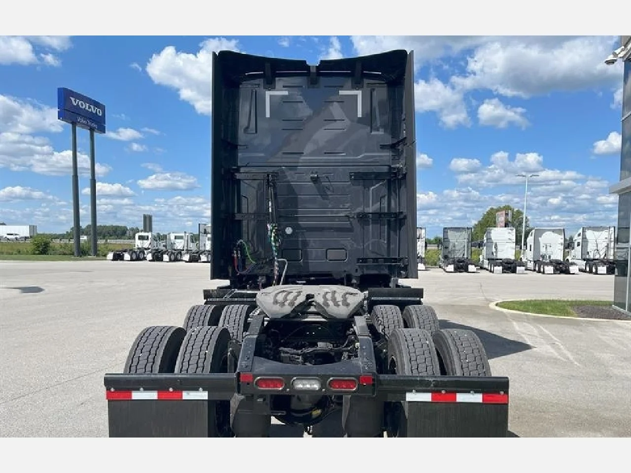 2026 Volvo VNL 860 in Pendleton, IN — photo 6